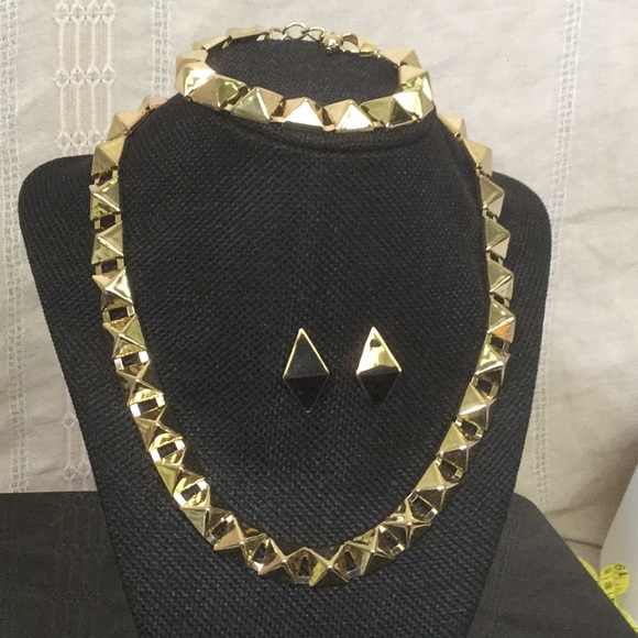 GoldTonePolished12mmPyramid Shaped Nckl,Braclt,Ear - Picture 2 of 8